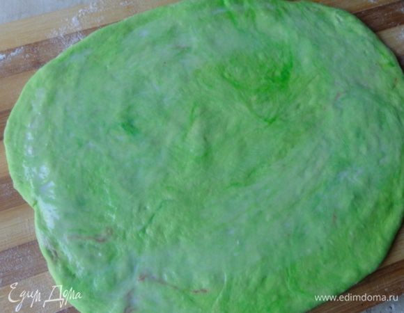 Раскатать зеленое тесто, смазать его молоком и обернуть поверх белого теста, тоже хорошенько защипнув все стыки.