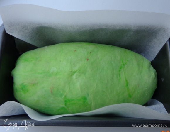 Форму для кекса простелить смазанным пергаментом и уложить на него булочку. Дать расстояться около 1 часа.