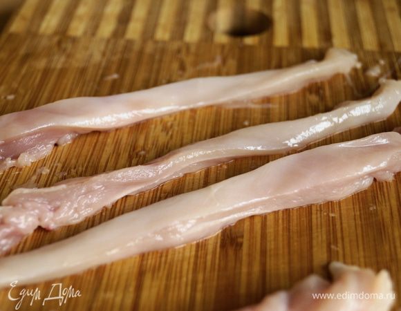 Куриное филе немного отбить, нарезать на тонкие полоски, посолить и обвалять в специях