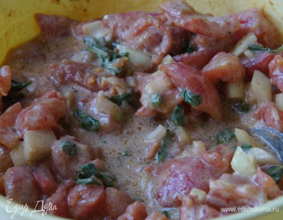 С помидоров снять кожицу (предварительно ошпарить на минуту), порезать мелко, лук порезать. Добавить соль, перец, корицу, базилик, оливковое масло и сметану.