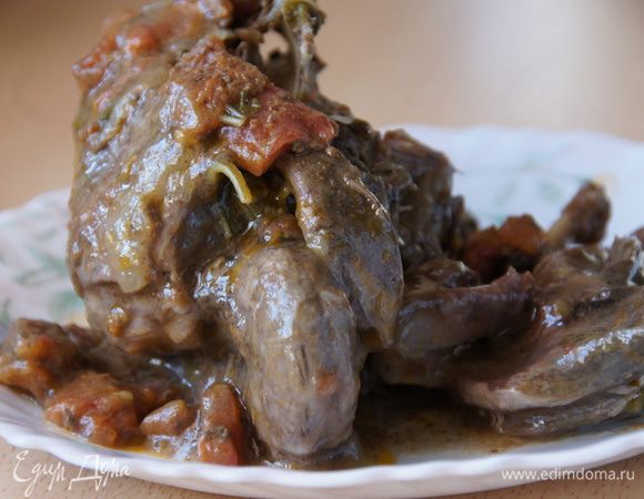 Готовить в мультиварке до мягкости, у меня минут 30.  Можно и конечно в кастрюле тушить.
В конце соус можно загустить крахмалом,  разбавив чайную ложку крахмала в небольшом количестве холодной воды  и добавить к соуса, довести до кипения.