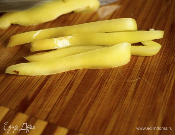 Нарезать желтый перец полосками