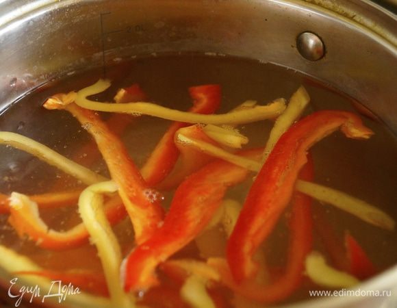 После этого в кастрюльке вскипятить воду, немного подсолить и отварить перец 3-4 минуты. Для того чтобы он стал немного мягче и податливее.