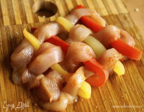 Теперь нужно собрать решетку, из перца и курицы. Такой она должна получиться. Обжарить на сковороде, чуть смазанной маслом.