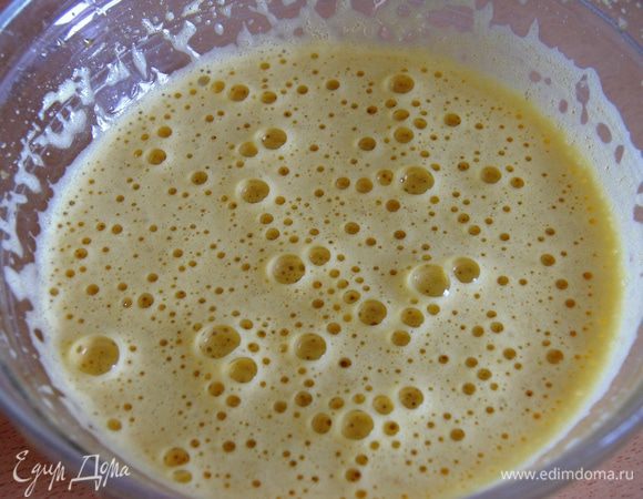 Тесто:
Духовку разогреть до 160С.
Яйца взбить с сахаром, чтобы масса увеличилась в 2-3 раза и появились пузыри. Минут 5-7 миксером на максимальной скорости.
