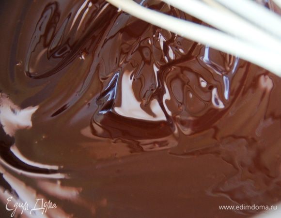 Шоколад и масло растопить на паровой бане. К яйцам добавить шоколад, перемешать лопаткой.


