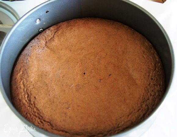 Форму застелить пергаментом. Бортики смазать маслом. Вылить тесто. Выпекать 25 минут. Готовность проверить зубочисткой. Дать остыть.