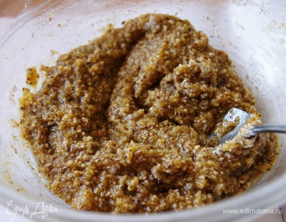 Для крема:
фундук смолоть в муку. Перемешать с яйцами, крахмалом и сахарной пудрой.