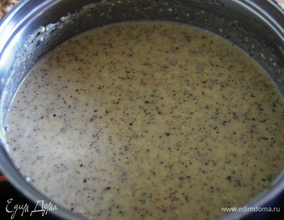 Смесь добавить к молоку, проварить до загустения, постоянно помешивать.
Добавить ванильный экстракт. Желатин растопить в маленьком количестве воды, прогреть, чтобы растворился. Добавить к крему. Добавить масло. 
Перемешать. Охладить.

