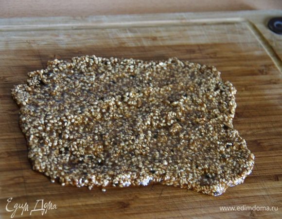 Для козинаков:
сахар насыпать в кастрюлю, прогреть на среднем огне, чтобы он расплавился. Добавить кунжут, лопаткой переложить на доску (предварительно
смазать ее маслом). Быстро разровнять. Можно наметить ножом разрезы.