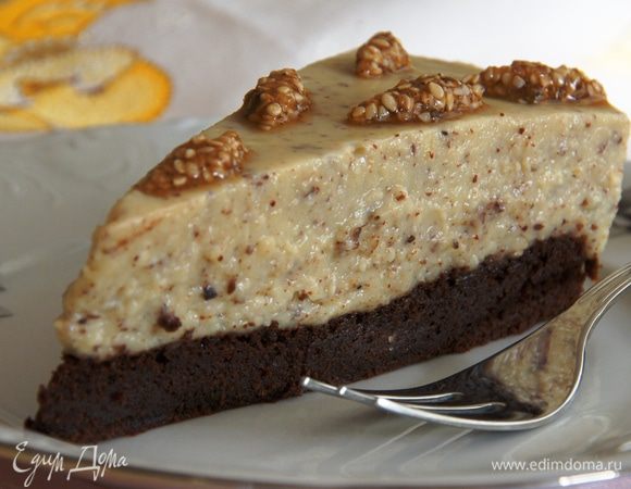 Бортики оставляем, можно снять/одеть, чтобы тесто не прилипло. Наливаем сверху ореховый крем. Ставим в холодильник на 2 часа, чтобы крем
хорошо застыл. Посыпать кунжутными козинаками. Или при подаче уже, как делала я.
