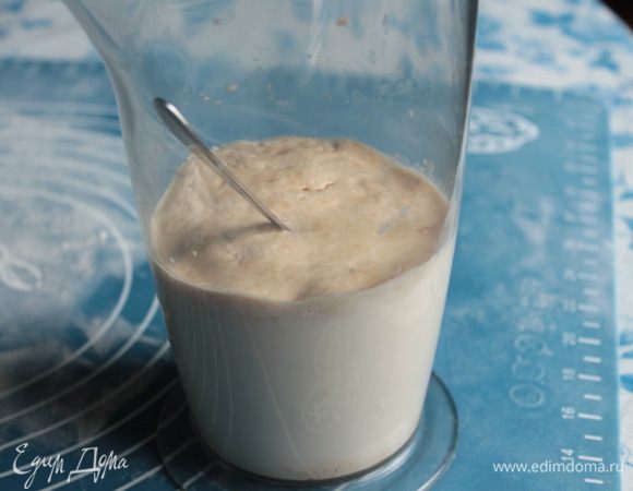 Активировать в молочно-водной смеси дрожжи.