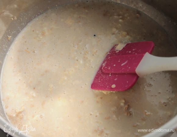 Добавить в сухую смесь, тщательно перемешать.