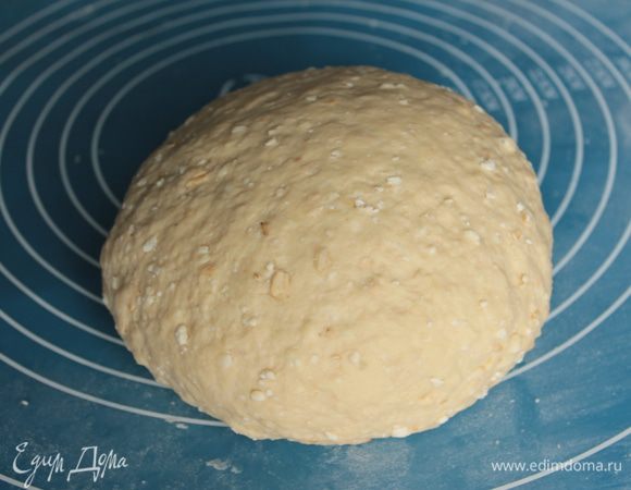 Просеять муку, замесить упругое тесто.