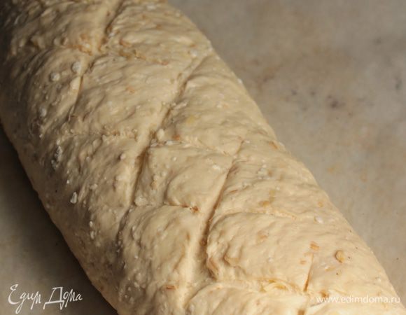 Перед выпечкой сделать надрезы и отправить в печь до зарумянивания.