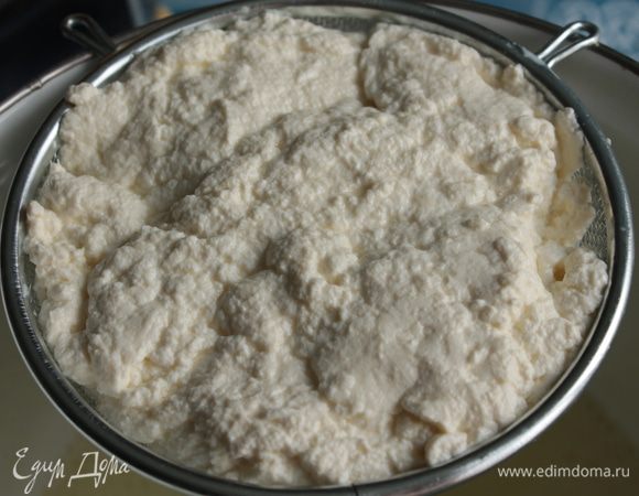 Шумовкой вылавливаем все творожные хлопья, складываем в мелкое сито.