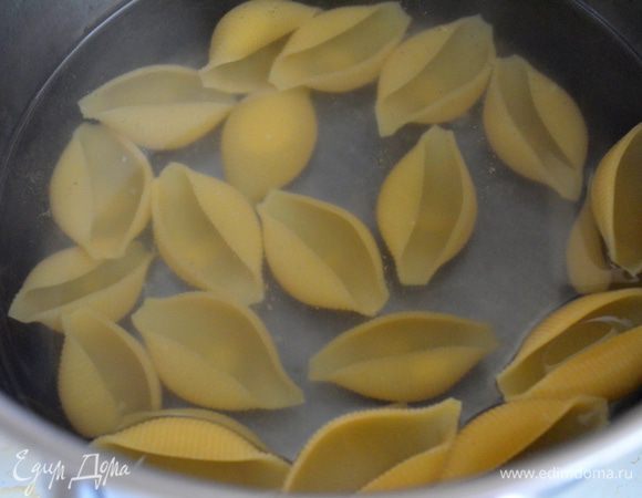 Ракушки отварить в соленой воде до полуготовности. Я варила примерно 5 минут. При варке пасту надо обязательно помешивать, чтобы ракушки не слиплись. 