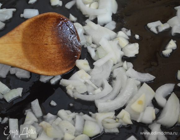 Лук и чеснок нарубить мелко и обжарить на разогретом растительном масле в большом сотейнике или сковороде. 