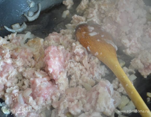 выкладываем фарш и обжариваем все вместе до тех пор, пока фарш не побелеет. Разбиваем его на маленькие кусочки. 