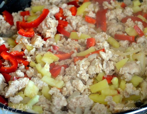 выкладываем к фаршу перец, вливаем горячий бульон и обжариваем еще все вместе 5 минут. Посолить, поперчить.