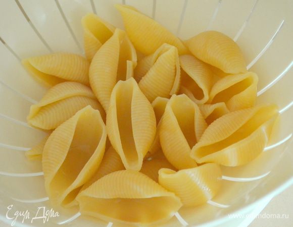 ракушки откинуть на дуршлаг и также остудить.