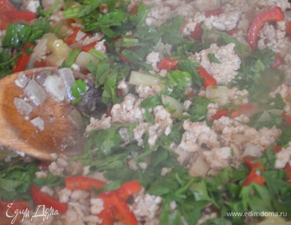 в полуготовый фарш добавить нарубленную петрушку, перемешать и остудить. 