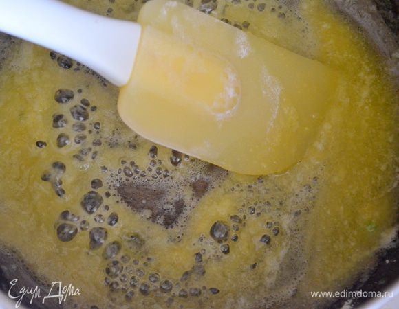 добавляем муку и обжариваем ее в масле 1 минуту