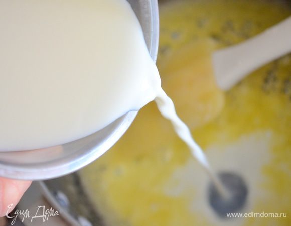 влить тонкой струйкой молоко