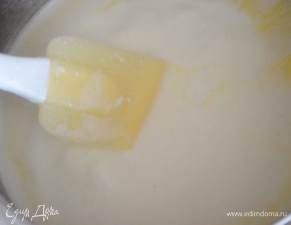 варим соус на среднем огне примерно 5 минут до легкого загустения! солим, перчим и добавляем мускатный орех. 