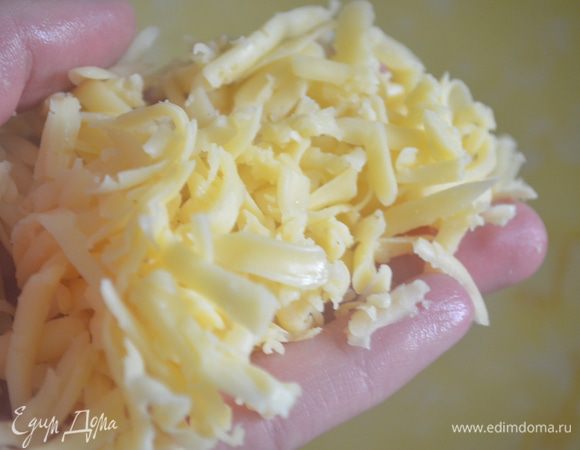 добавляем 2/3 сыра в соус, перемешиваем. Выливаем его в форму, в которой будем запекать нашу пасту. 