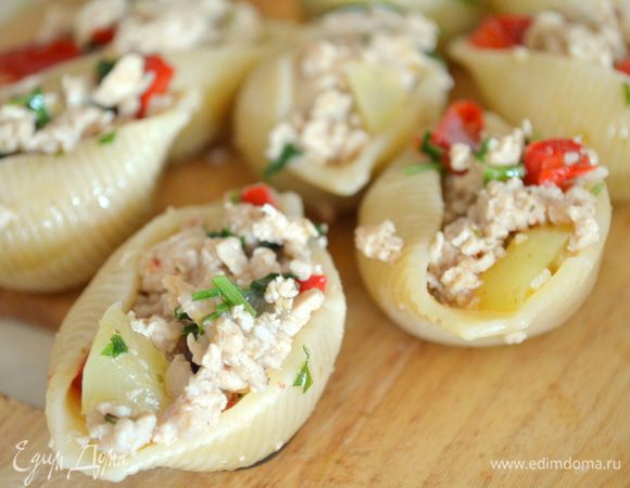 Собираем нашу запеканку: фаршируем остывшие ракушки. 