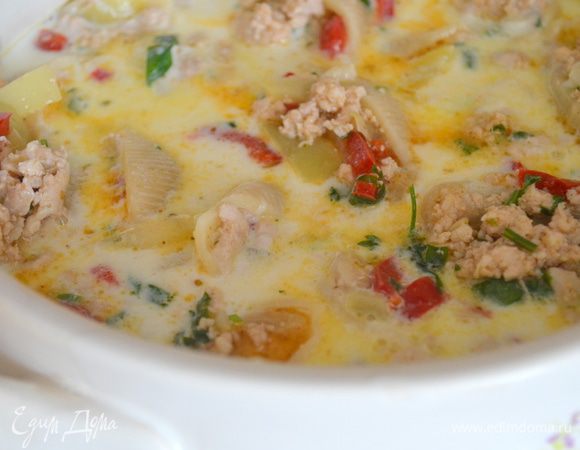 Выкладываем начиненный макаронины в соус. Посыпаем оставшимся сыром и отправляем в духовку на 25 минут при 200 гр. 