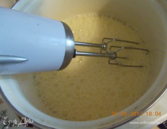 взбить яйца с сахаром