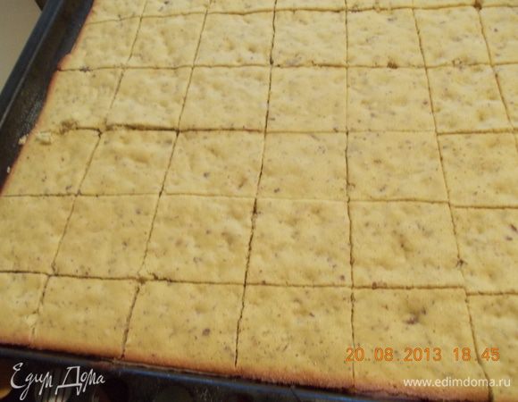 горячий пласт разрезаем на квадратики и оставляем, чтобы печенье остыло, можно, конечно, сахарной пудрой для красоты посыпать, но мне показалось, что и без неё сладко.