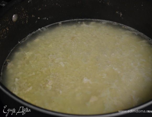 Куриные грудки порезать кубиками.
Отварить куриные грудки до готовности. Снять с огня. Процедить бульон.
На сковороде слив. масло растопить обжарить слегка рис. Добавить процеженный бульон 2 стакана. И тушить примерно 18-20 мин.
