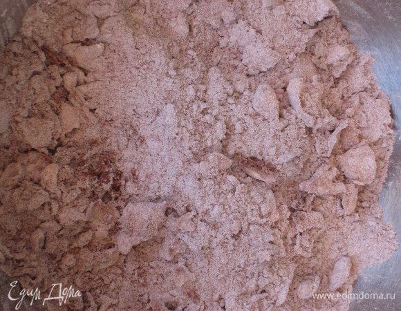 Тесто:Соединить муку,какао,сахарную пудру,щепотку соли и растереть в крупную крошку.