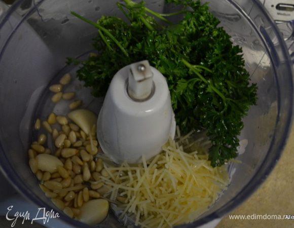 Пока тушится все приготовим песто. Смешаем  в блендере листья мяты, петрушки, пармезан, чеснок, подсушенные  кедровые орешки и 1/4 стак.олив.масло. Взбить до однородной массы.