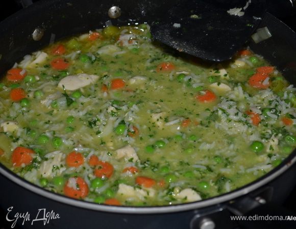 Добавить песто в суп и перемешать. Затем зеленый горошек, если используете замороженный. Перемешаем. Дадим слегка нагреться и подаем к столу с питой или без. Вкусный суп, отличный и на следующий день. У меня дети ели с удовольствием.