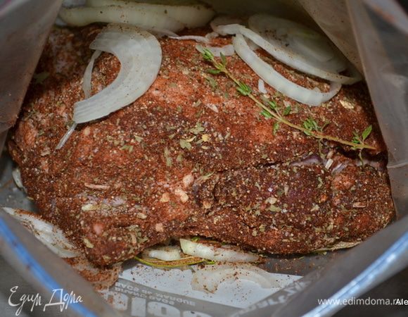 Смешаем заранее в пакете все перечисленные ингредиенты кроме свинины. Положим в пакет кусок свинины (лопаточно-шейный отруб) и дадим полностью покрыть его специями.

Положим в холодильник на 3 дня. В течение трех дней проверяем, чтобы свинина была полностью под специями .