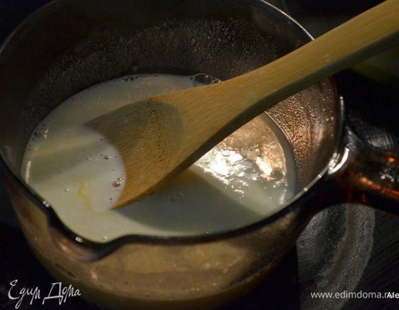 Смешать сахар с цельным молоком и солью в небольшой емкости с толстым дном. Готовить на среднем огне до того  как начнет кипеть. Огонь тут же убавить на малый.
