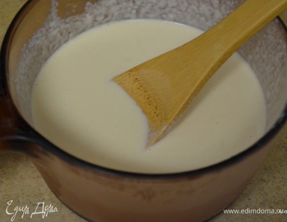 Затем  отмерить 1/2 стак. горячего молока и добавить в слегка взбитое яйцо.
Перемешать и вылить в общую массу. Готовить продолжать на медленном  огне 3 мин. Остудить при комнатной температуре и дать постоять в холодильнике  2 часа.