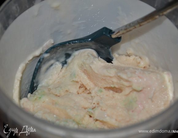 Смешать сливки с ванилью и перемешать хорошо несколько раз с остуженной массой. Перелить в контейнер. Закрыть крышкой. Поставить в морозильник. Если в морозильнике тем-ра
 -30 гр 9 часов. 
 -25-12 часов,
-18-20 часов, 
-15- 24 часа