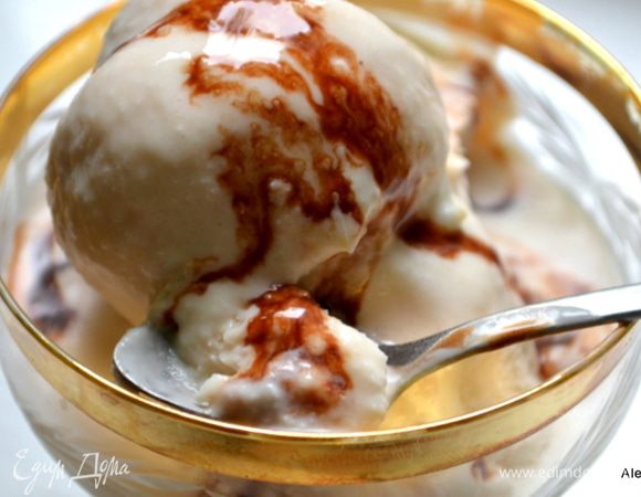 Накладываем мороженое и поливаем жидким шоколадом по желанию.