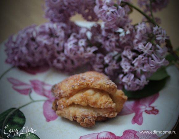 Выпекайте в разогретой до 180 градусов духовке до золотистого цвета примерно 20 мин(После выпечки сразу же снимайте печенья с противня, так как слегка расплавленный сахар тут же затвердевает и печенья прочно прилипают, поэтому лучше не выпекать печенья на пергаментной бумаге).Остужаем на решетке.