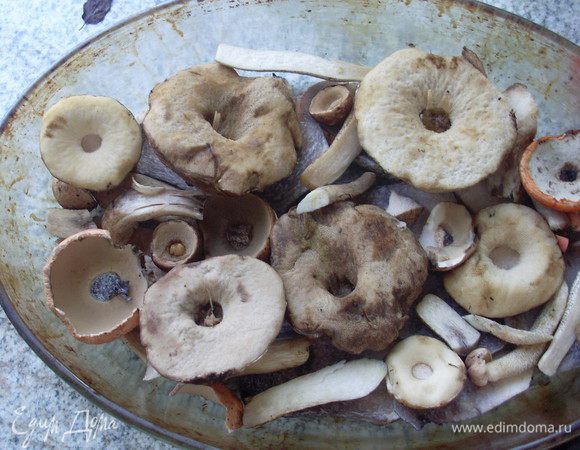 Отделить ножки от шляпок, нарезать крупные ножки пластиками, шляпки оставить целыми. сбрызнуть оливковым маслом. Выложить в форму нижним слоем ножки, вторым слоем - шляпки нижней стороной вверх - лодочками.
