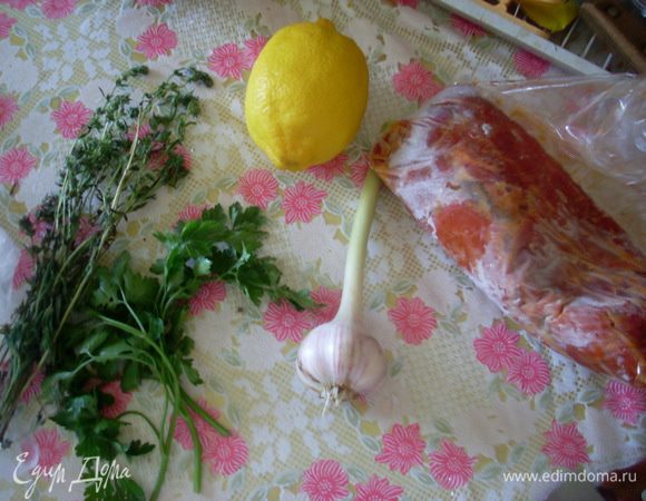 Приготовить соус для запекания.  Нарезать петрушку и тимьян, размять чеснок, взбить все в блендере с маслом, лимонным соком, вялеными помидорами и солью. 