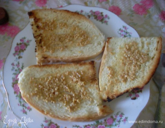 Смазать хлеб горчицей.