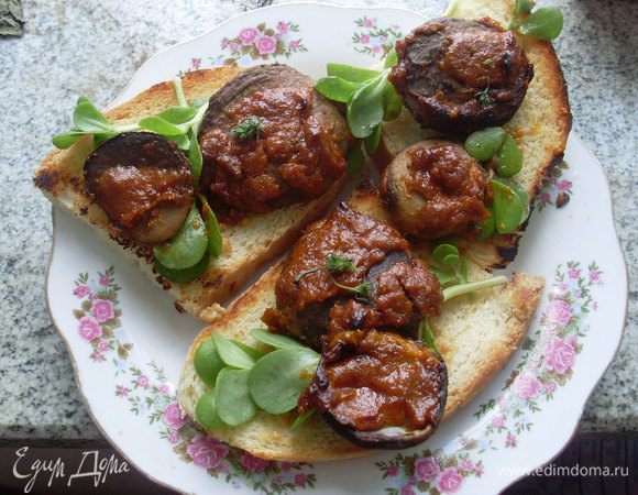 Выложить на горчицу листочки портулака, на них горячие шляпки. Подавать немедленно.