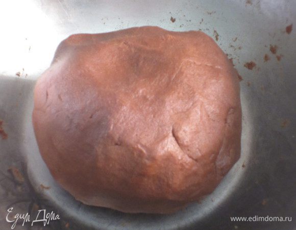 Влить 2 ст.л. ледяной воды и замесить однородное тесто.Завернуть тесто в пищевую плёнку и отправить в холодильник на 30 минут.)