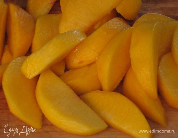 Персики опустить в кипящую воду на несколько минут,вынуть,снять кожицу и нарезать ломтиками.